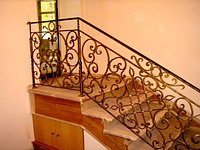 Перила для лестниц из металла с коваными элементами для дома.