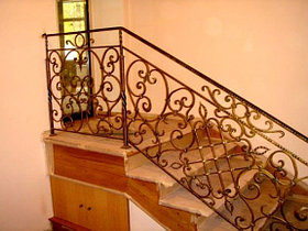 Перила для лестниц из металла с коваными элементами для дома. 