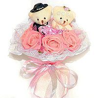 Букет влюбленные мишки пара (бежевые)+ 6 роз (розовые)