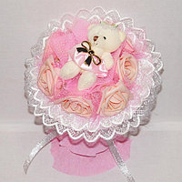 Букет 1 мишка в платье + 7 роз, цвет розовый
