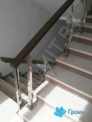 Ограждение лестницы с тросиками и деревянным поручнем. 3