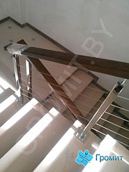 Ограждение лестницы с тросиками и деревянным поручнем. 9