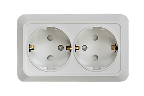 Розетка двойная с заземлением белая