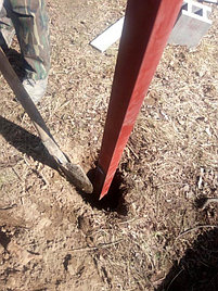 Отверстия под столбы проделываются мотобуром на глубину 1.2м, диаметр шнека 250мм, на дне отверстия перед бетонированием делаем просыпку из песчано-гравийной смеси, чтобы минимизировать давление пучинистых грунтов на столб.