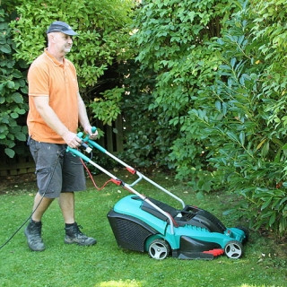 Газонокосилка электрическая BOSCH ROTAK 40 (1700 Вт, шир.40 см, выс. 20-70 мм, пластм. корпус, без мульчир.)