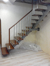 Внутридомовые лестницы на металлическом косоуре с деревянными ступенями и ограждением