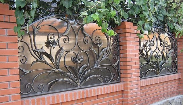 Забор с коваными листьями и цветами модель 211