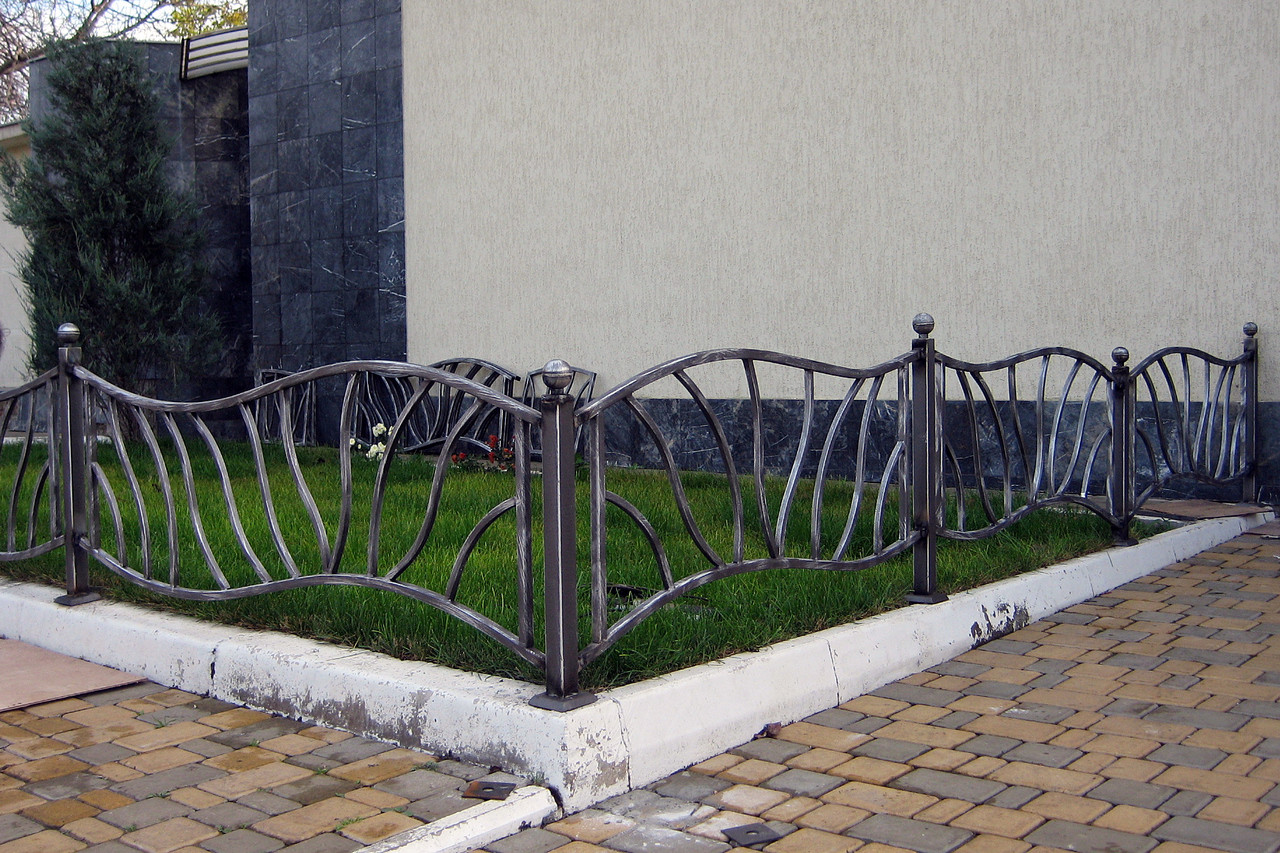 Забор для палисадника из металла. Ограждение (металлическое ограждение - 610 м). Газонное ограждение 1503 СТАЛЬРУЗ. Ограждение для палисадника из металла.