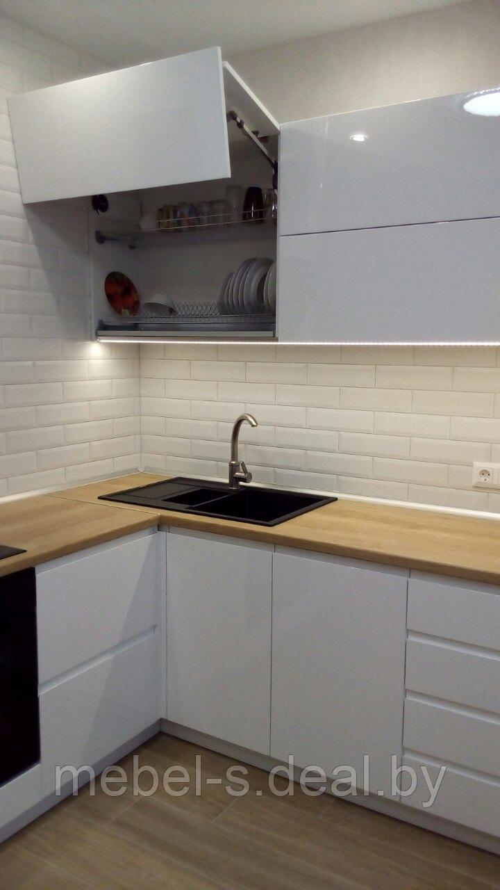 Кухня с белыми глянцевыми фасадами с интегрированной ручкой - фото 3 - id-p62438604