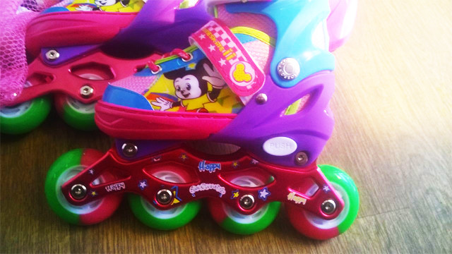 Набор детских роликовых коньков со светом и с защитой К13506 - фото 3 - id-p62318435