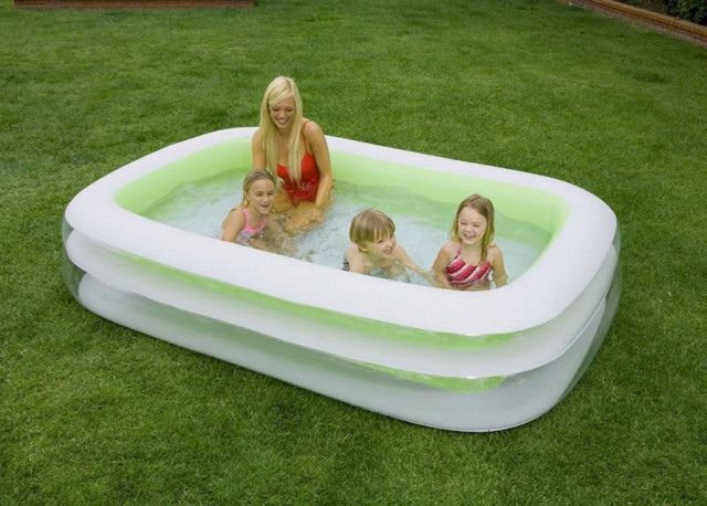 Семейный надувной бассейн Intex 56483NP подходит и для детей, и для взрослых из-за своей удобной прямоугольной формы и приличных размеров. В подобном бассейне ребенок может даже плавать. Высота его составляет 56 см.