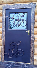 Дверь металлическая с кованым декором.
