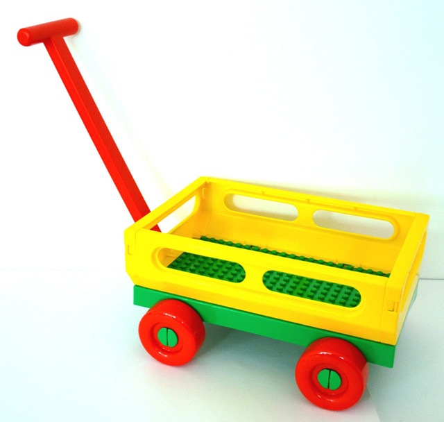 С помощью тележки ребенок на даче или во дворе сможет перевозить игрушки, песочек или любые другие грузы.
