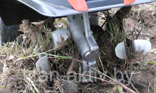 Фреза мотоблока с сорняками На картинке изображена фреза мотоблока, в которую попали сорняки