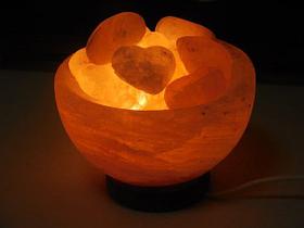Солевой светильник из гималайской кристаллической соли Ваза с сердечками
