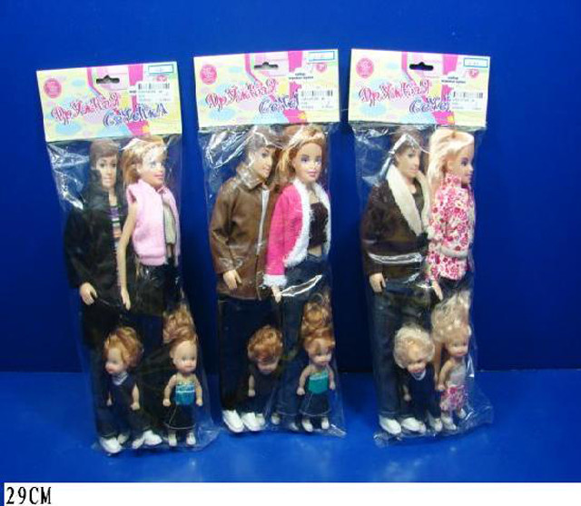 В набор входят 4 куколки (папа, мама и 2 ребенка).