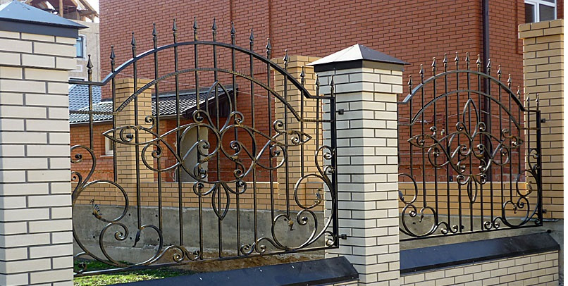 Забор с кованым узором металлический модель 226