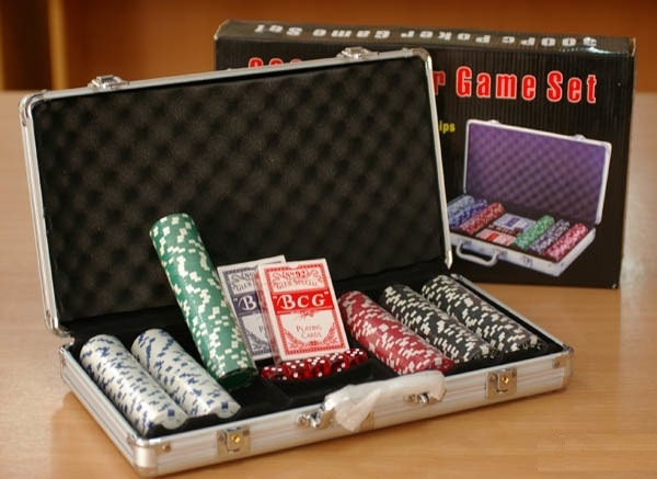 Покер в чемодане на 300 фишек без номинала