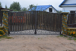 Забор с воротами д.Черкасы (ковка с деревом) 5