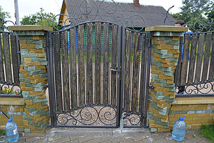 Забор с воротами д.Черкасы (ковка с деревом) 8