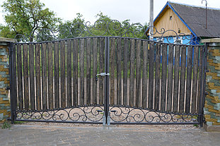 Забор с воротами д.Черкасы (ковка с деревом) 9