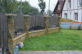 Забор с воротами д.Черкасы (ковка с деревом) 10