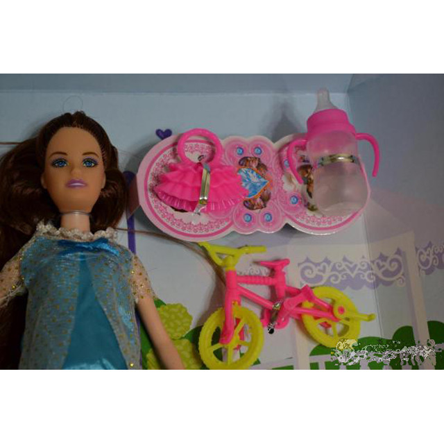 Комплект: кукла-мама беременная, кукла-папа, кукла-ребенок (2 шт), аксессуары (велосипед, бутылочка для младенца и женская сумочка).