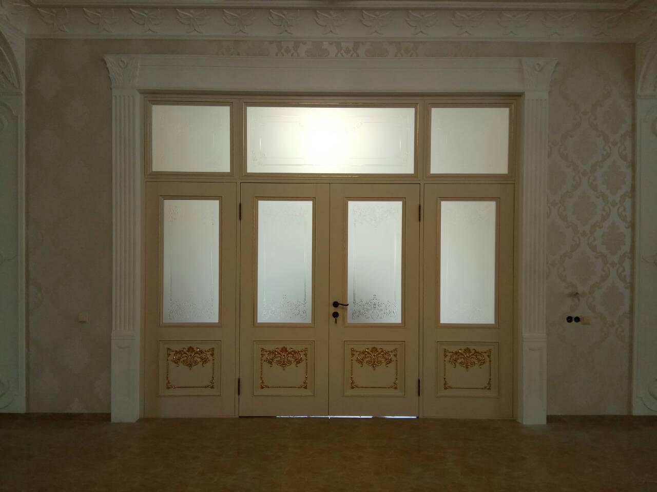 Дверь с позолотой (поталью) с резьбой остеклённая четырёхстворчатая с фрамугой и витражом, фото 1