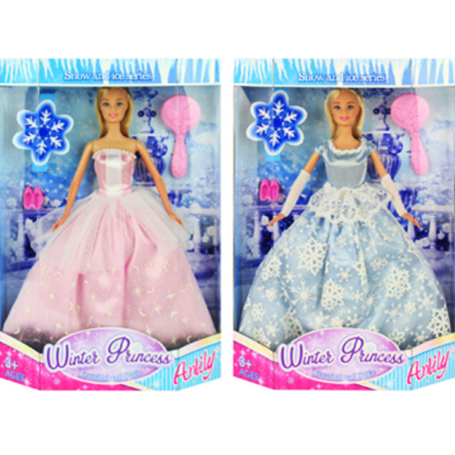 У куклы точеная фигура, красивый зимний макияж в розово-голубых тонах и длинные волосы. 