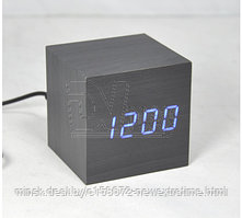 VST-869-5 часы настольные в деревянном корпусе с синими цифрами