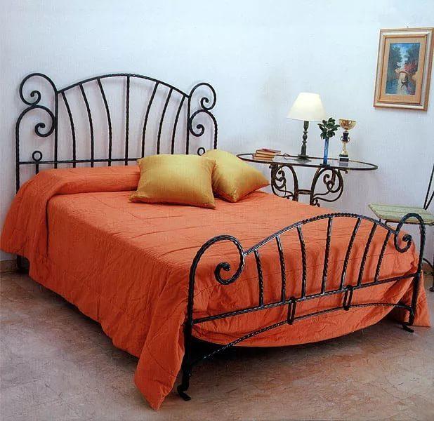 Двуспальная кованая кровать.