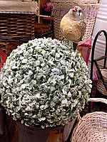 Декоративный шар из искусственной травы с имитацией снега