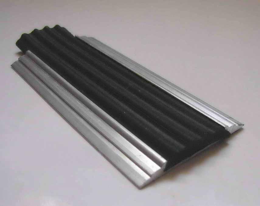 Алюминиевая противоскользящая полоса с резиновой вставкой - фото 1 - id-p70035385