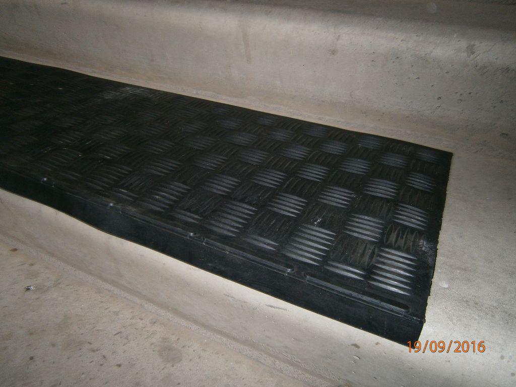 Противоскользящие резиновые накладки на ступени - фото 1 - id-p70035399