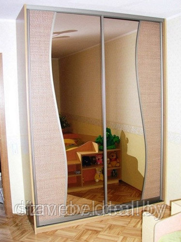 Шкаф с зеркальным фасадом
