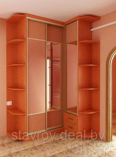 Угловой шкаф в прихожую с открытыми радиусными полочками, двери комбинированные: зеркало + ротанг