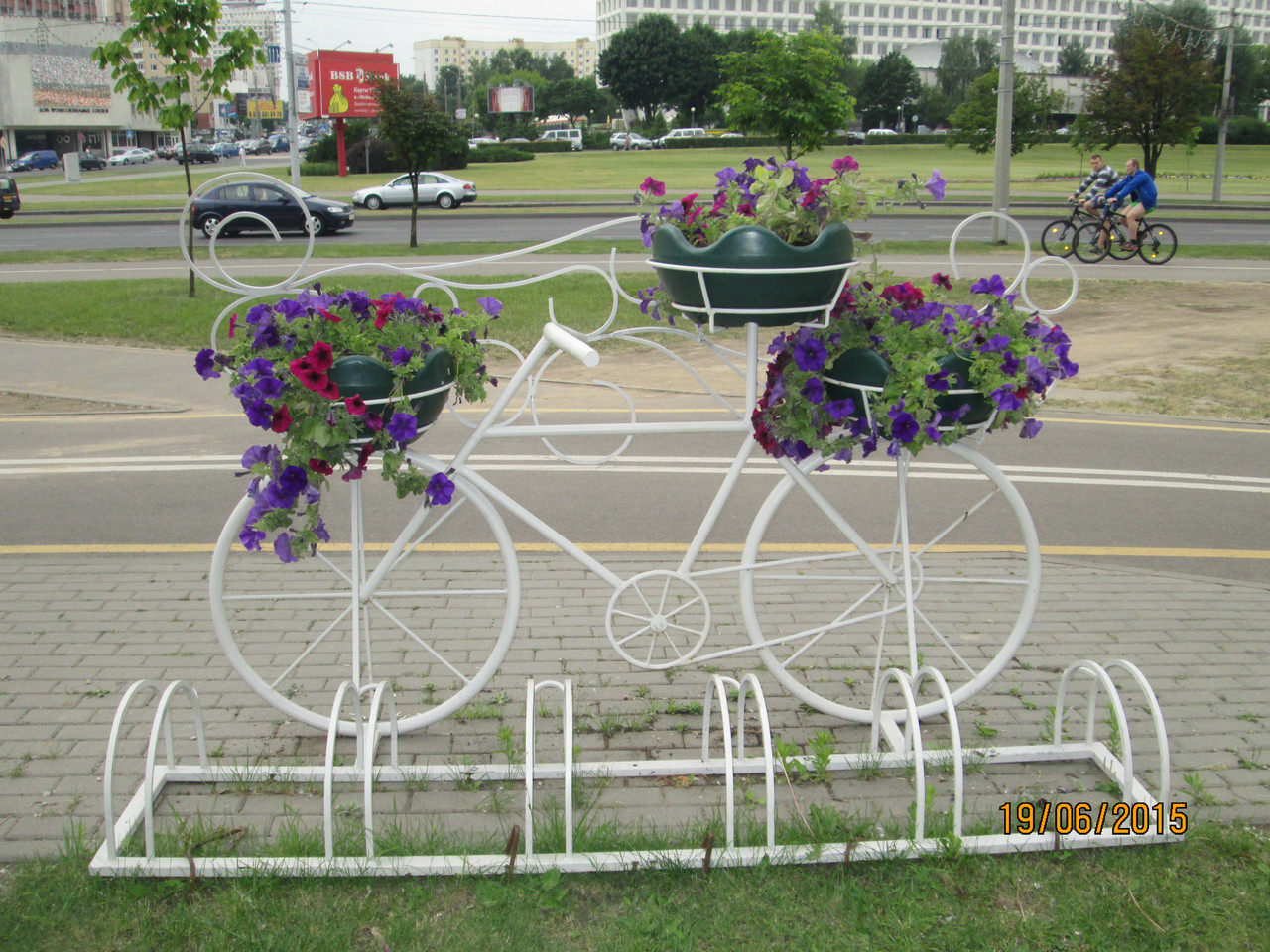 Велопаровка с цветочницами