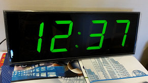 Офисные часы с зелеными индикаторами(время/дата)